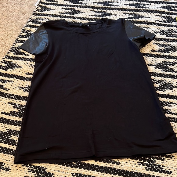 Black T-shirt with leather sleeves - Picture 3 of 3